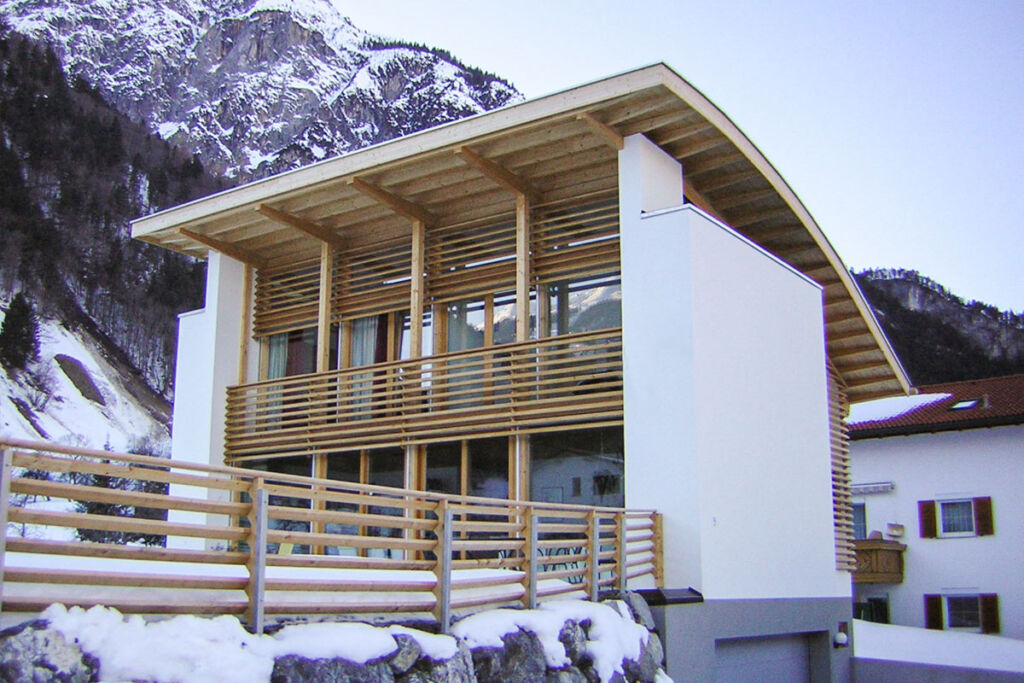 Einfamilienhaus Holzfassade Dachstuhl